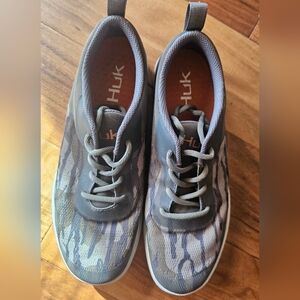 Huk Mens MahiMossy Oak Camo Shoes Size 8